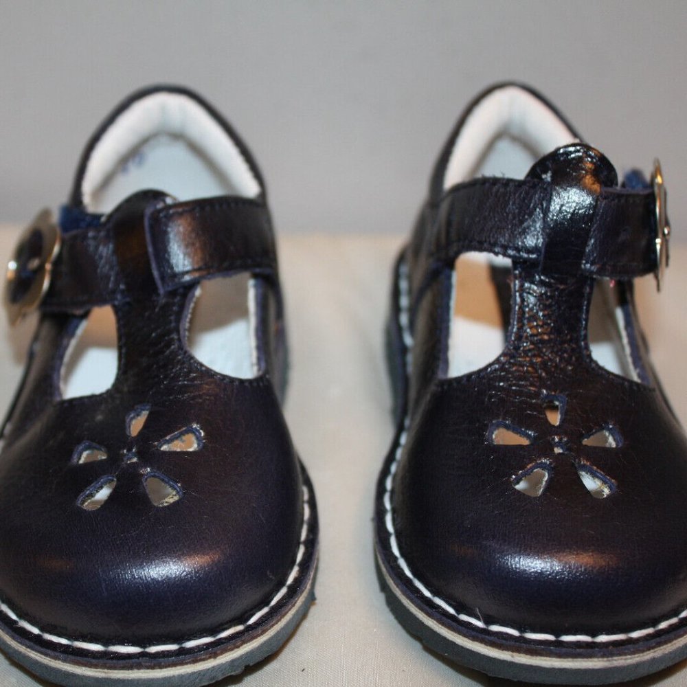 NEW KID EXPRESS MARY JANES SIZE: 5.5